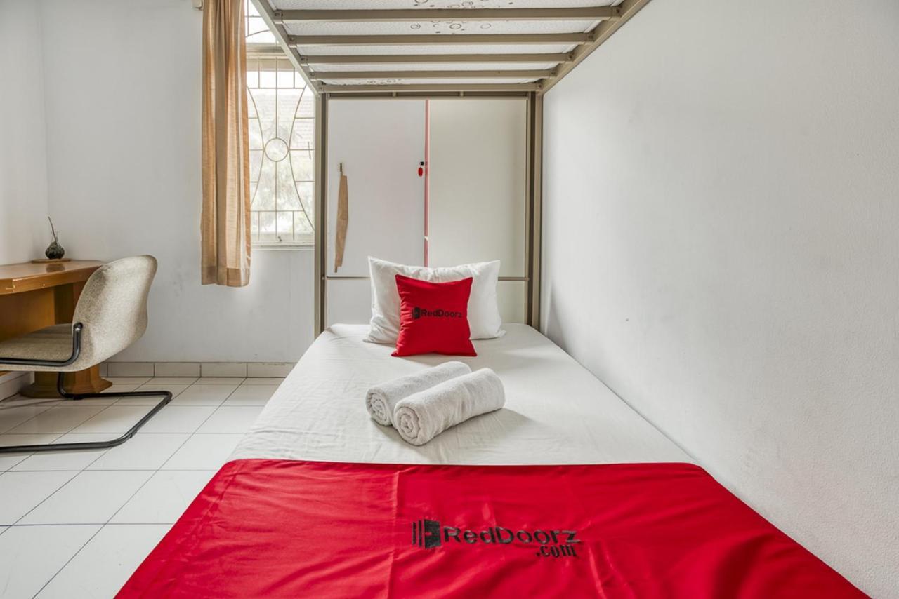 Reddoorz Hostel @ Feliz Noche Cengkareng Jakarta Luaran gambar